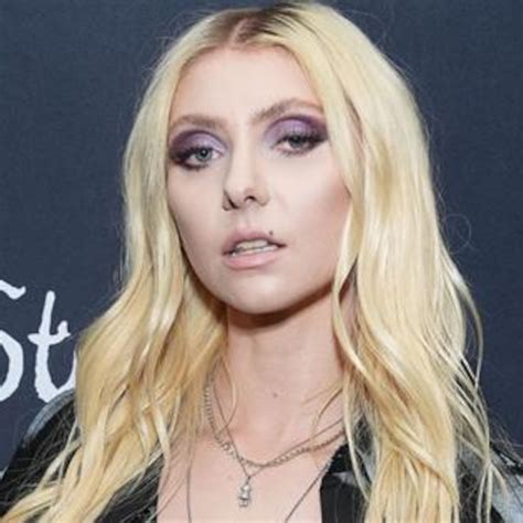 Taylor Momsen Stuns With Topless Red Carpet Look,。